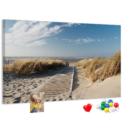 Prikbord met een afbeelding van een wandeling over het strand in de zomerzon
