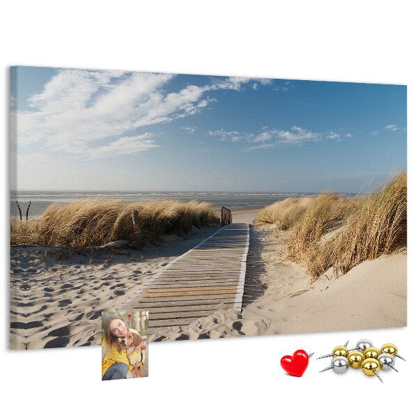 Prikbord met een afbeelding van een wandeling over het strand in de zomerzon