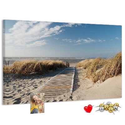 Prikbord met een afbeelding van een wandeling over het strand in de zomerzon