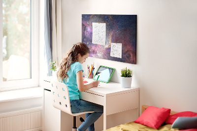 Kurkbord met een afbeelding van een ruimtelandschap met sterren en nevels