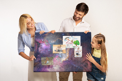 Kurkbord met een afbeelding van een ruimtelandschap met sterren en nevels