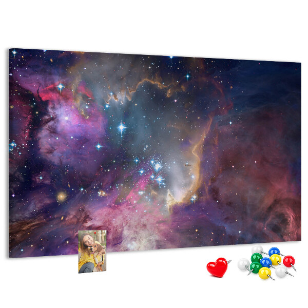 Kurkbord met een afbeelding van een ruimtelandschap met sterren en nevels