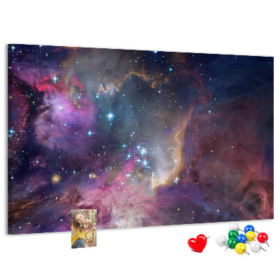 Kurkbord met een afbeelding van een ruimtelandschap met sterren en nevels