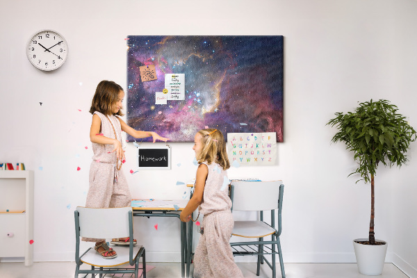 Kurkbord met een afbeelding van een ruimtelandschap met sterren en nevels