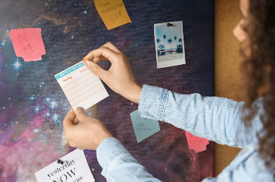 Kurkbord met een afbeelding van een ruimtelandschap met sterren en nevels