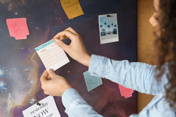 Kurkbord met een afbeelding van een ruimtelandschap met sterren en nevels