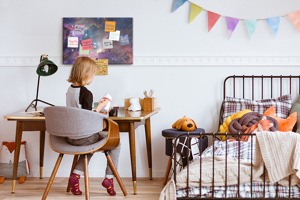 Kurkbord met een afbeelding van een ruimtelandschap met sterren en nevels