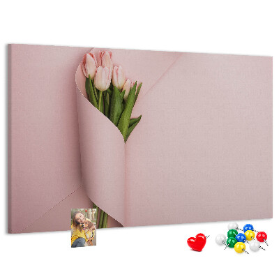 Kurk prikbord met fijne tulpen op een roze achtergrond
