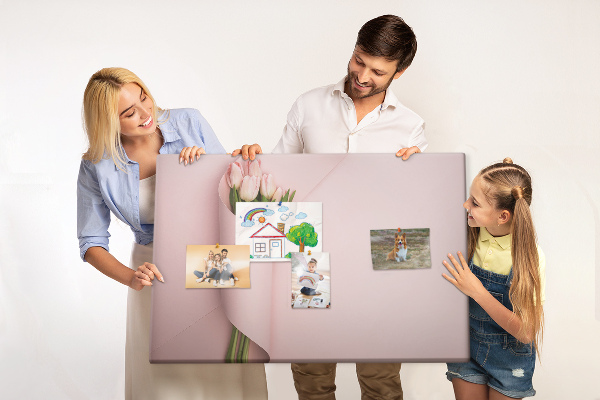Kurk prikbord met fijne tulpen op een roze achtergrond