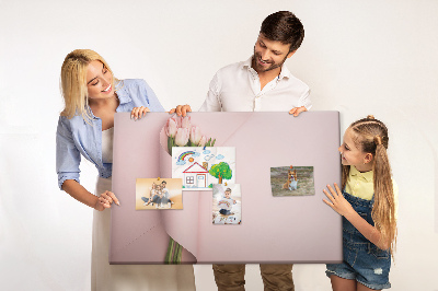 Kurk prikbord met fijne tulpen op een roze achtergrond