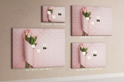 Kurk prikbord met fijne tulpen op een roze achtergrond