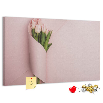 Kurk prikbord met fijne tulpen op een roze achtergrond