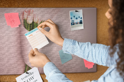 Kurk prikbord met fijne tulpen op een roze achtergrond