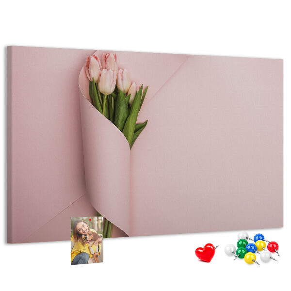Kurk prikbord met fijne tulpen op een roze achtergrond