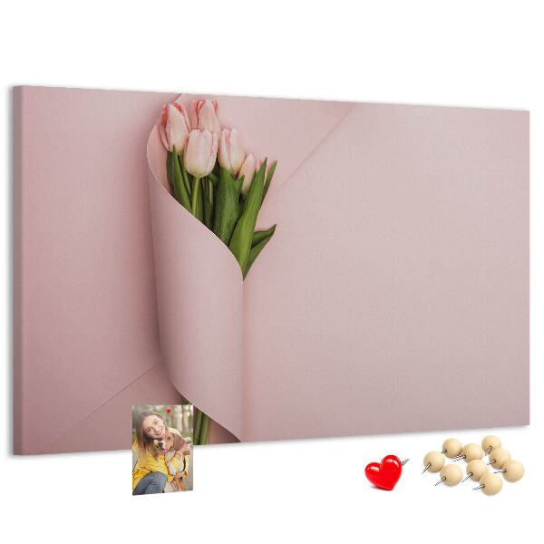 Kurk prikbord met fijne tulpen op een roze achtergrond