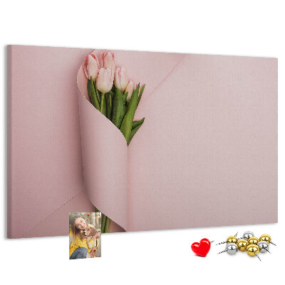 Kurk prikbord met fijne tulpen op een roze achtergrond