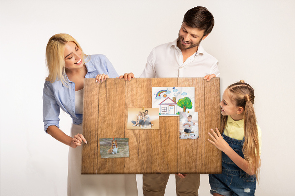 Prikbord van hout met gekleurde pinnen