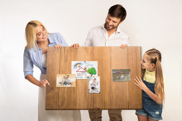 Prikbord van hout met gekleurde pinnen