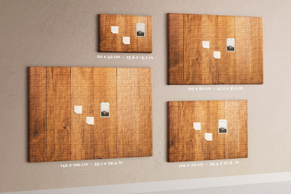 Prikbord van hout met gekleurde pinnen