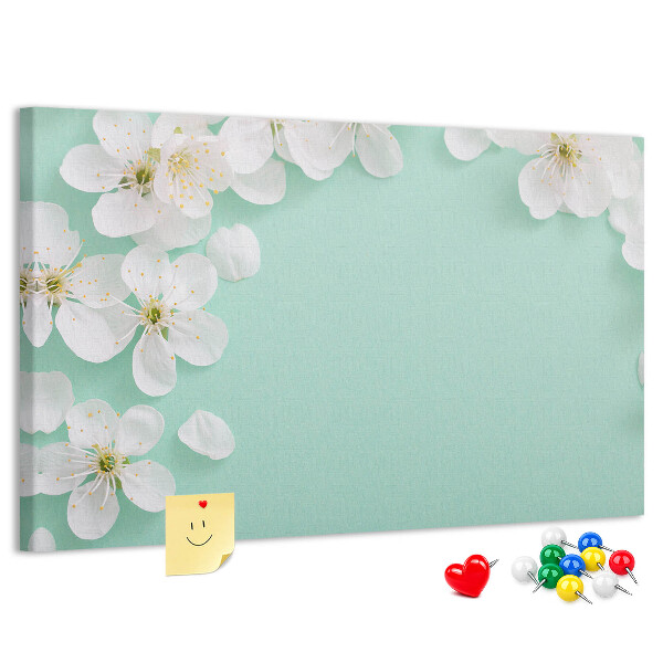 Kurkbord met bloemmotieven op een pastelkleurige achtergrond