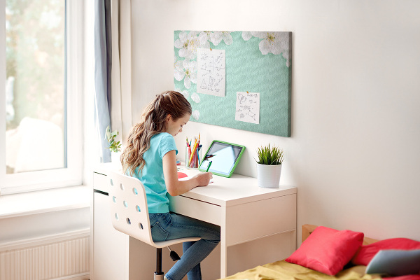 Kurkbord met bloemmotieven op een pastelkleurige achtergrond