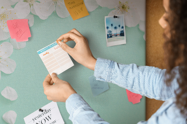 Kurkbord met bloemmotieven op een pastelkleurige achtergrond