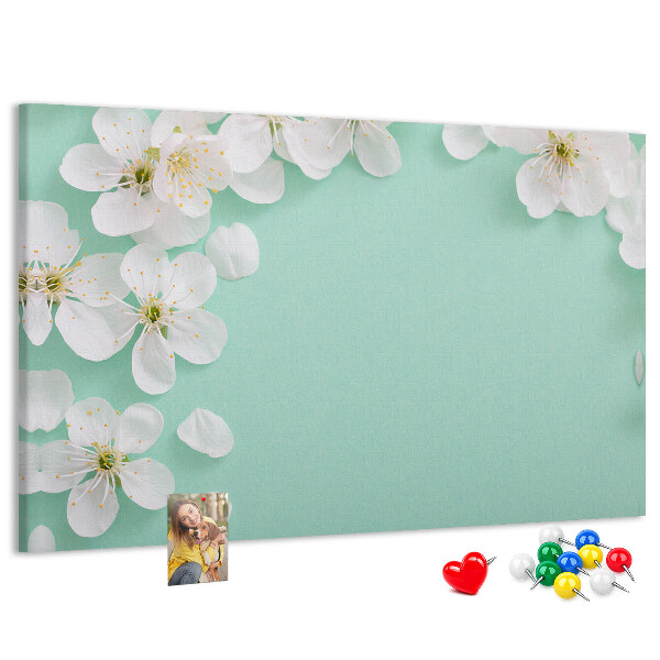 Kurkbord met bloemmotieven op een pastelkleurige achtergrond