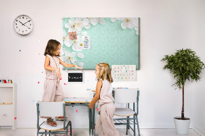 Kurkbord met bloemmotieven op een pastelkleurige achtergrond