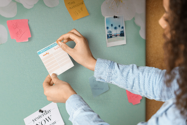 Kurkbord met bloemmotieven op een pastelkleurige achtergrond