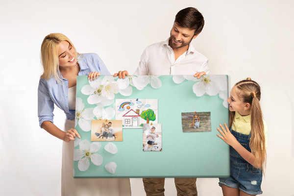 Kurkbord met bloemmotieven op een pastelkleurige achtergrond