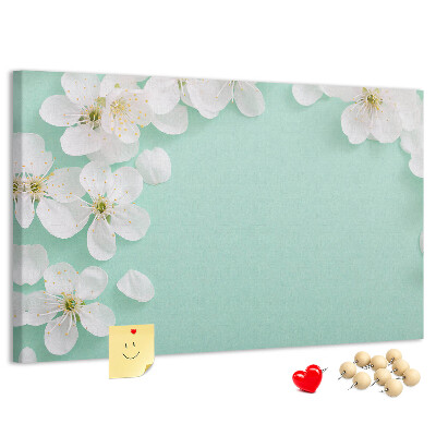 Kurkbord met bloemmotieven op een pastelkleurige achtergrond