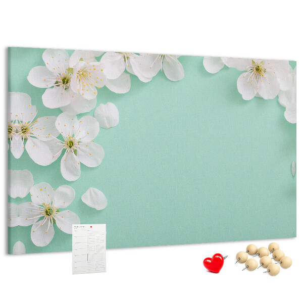 Kurkbord met bloemmotieven op een pastelkleurige achtergrond