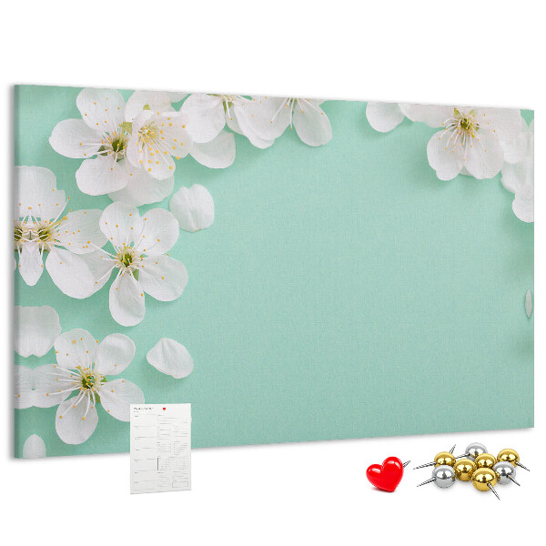 Kurkbord met bloemmotieven op een pastelkleurige achtergrond