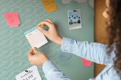 Kurkbord met bloemmotieven op een pastelkleurige achtergrond
