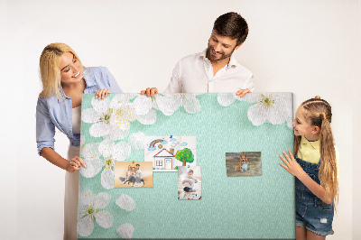 Kurkbord met bloemmotieven op een pastelkleurige achtergrond