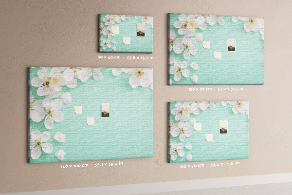 Kurkbord met bloemmotieven op een pastelkleurige achtergrond