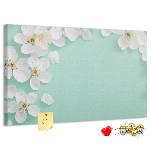 Kurkbord met bloemmotieven op een pastelkleurige achtergrond
