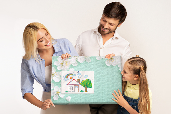 Kurkbord met bloemmotieven op een pastelkleurige achtergrond