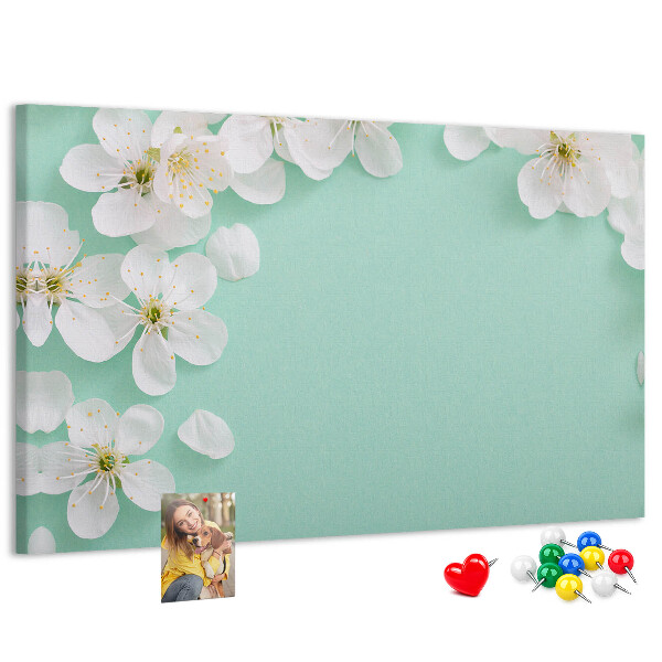 Kurkbord met bloemmotieven op een pastelkleurige achtergrond