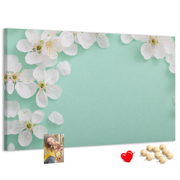 Kurkbord met bloemmotieven op een pastelkleurige achtergrond