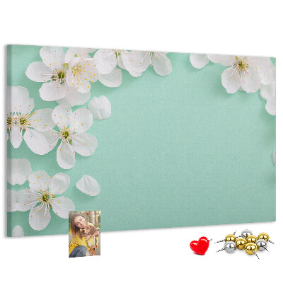 Kurkbord met bloemmotieven op een pastelkleurige achtergrond