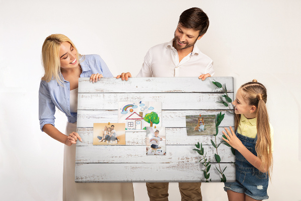 Kurk prikbord met rustiek hout en groene takken