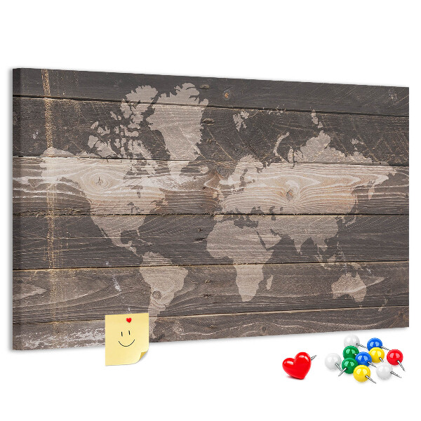 Wereldkaart prikbord op een houten achtergrond