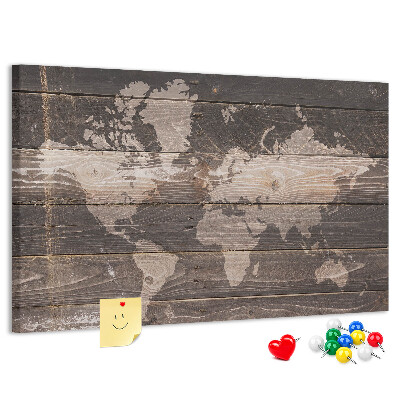 Wereldkaart prikbord op een houten achtergrond