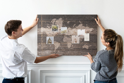 Wereldkaart prikbord op een houten achtergrond