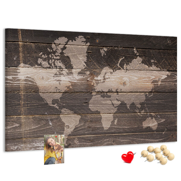 Wereldkaart prikbord op een houten achtergrond