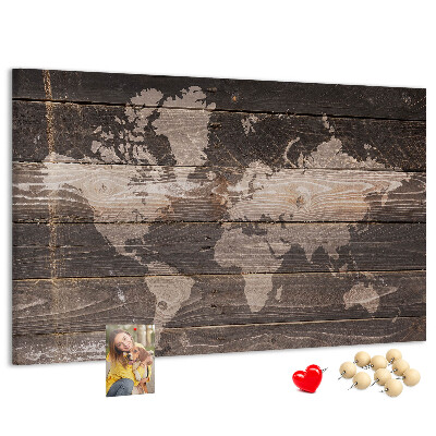 Wereldkaart prikbord op een houten achtergrond
