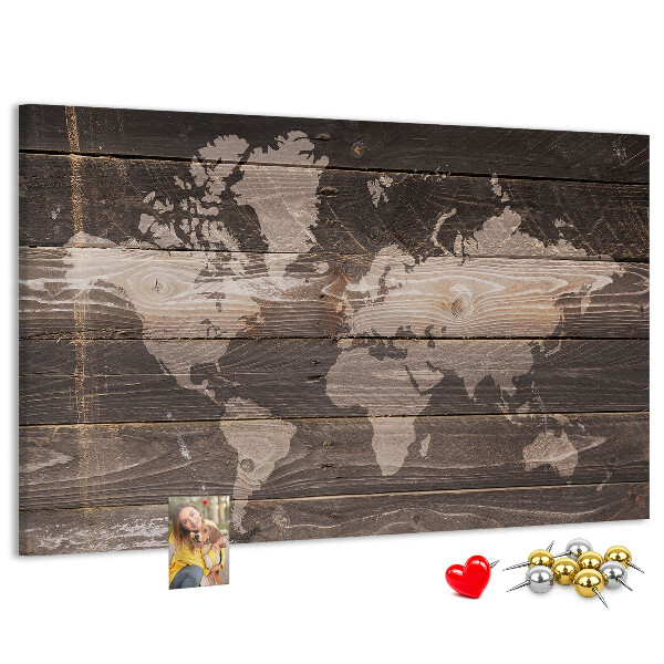 Wereldkaart prikbord op een houten achtergrond