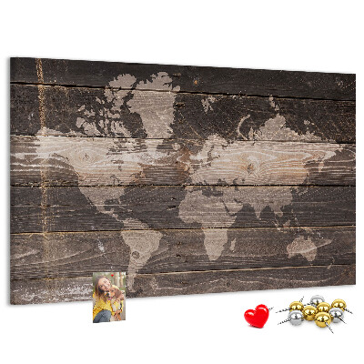 Wereldkaart prikbord op een houten achtergrond