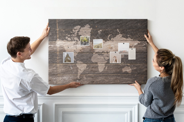 Wereldkaart prikbord op een houten achtergrond